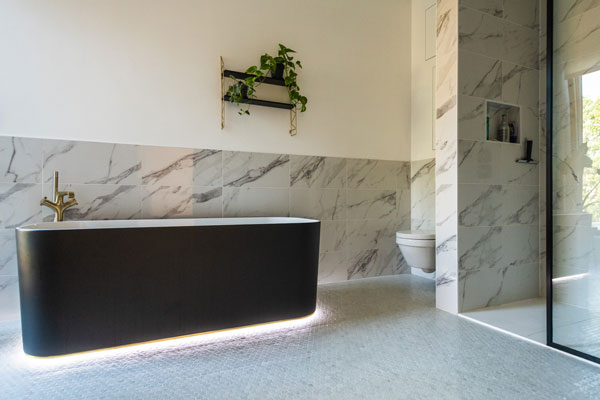 Gerenoveerde badkamer in moderne stijl, uitgevoerd door Schelfhout-Steendam